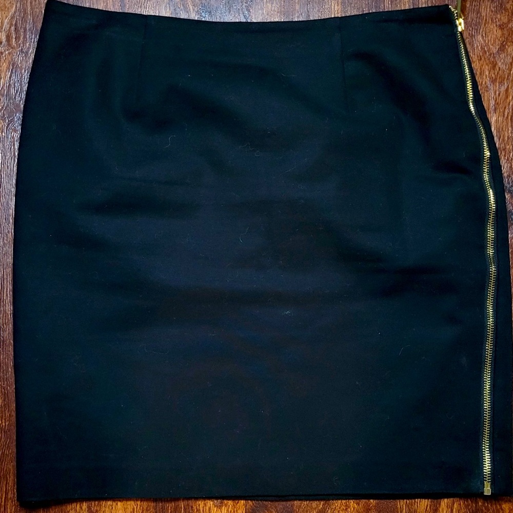 Skirt with side zipper